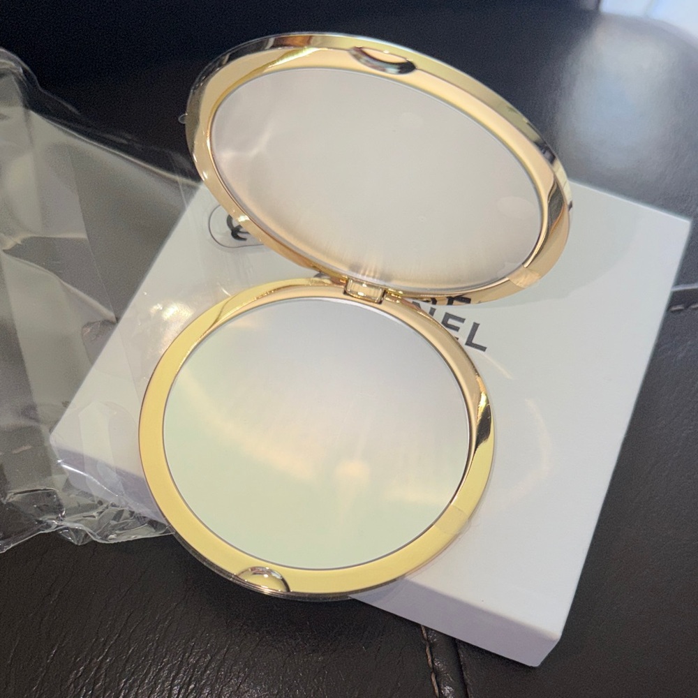 CHANEL Beauté Gold Compact Mirror - Picture 2 of 3
